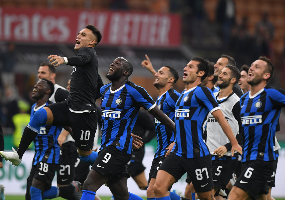 梅西捧起美职联冠军奖杯时，站在一旁的穆勒露出了最真挚的笑容